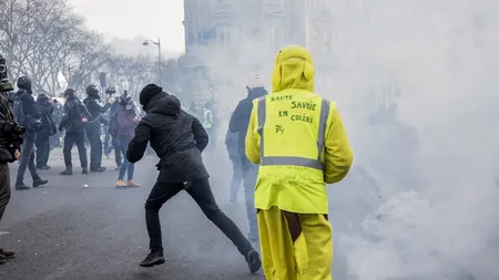 SĂNĂTATE. Proteste masive la Paris. Mii de medicii au ieșit în stradă și cer mai mulți bani! Polițiștii au dat cu gaze în doctori!