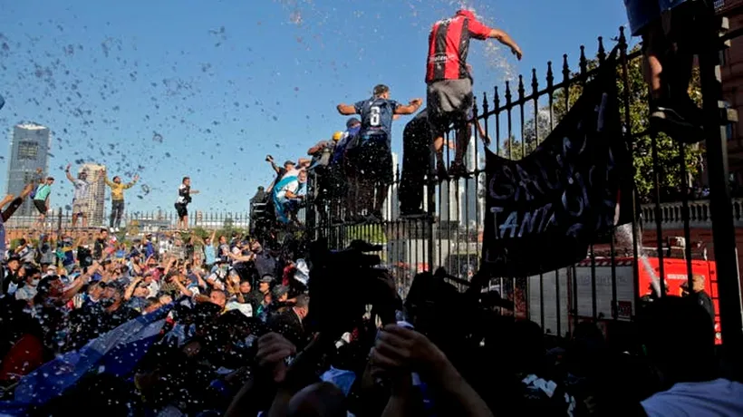Sicriul cu rămășițele lui Maradona, dus spre cimitir, în timp ce fanii au bătut din palme și au cântat