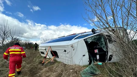 Un microbuz cu 15 persoane s-a răsturnat la ieşirea din Paşcani spre Iaşi. A fost activat Planul Roșu, iar două femei au fost duse la spital