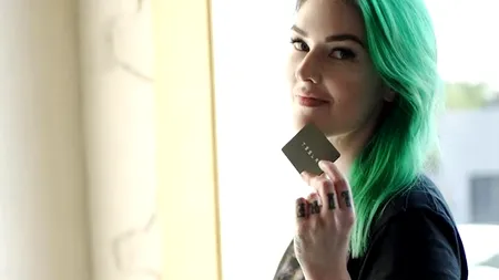 Locul neașteptat în care o fană Tesla și-a implantat cheia de acces în automobil