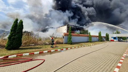 Incendiu de proporții la un depozit de materiale plastice din Alba Iulia