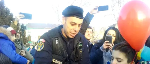 Jandarmii au împărțit bomboane copiilor și au primit flori la protestul mămicilor din Constanța 