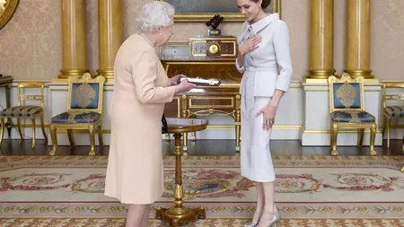Fotografie de colecție: Angelina Jolie, decorată de Regina Elisabeta a II-a a Marii Britanii