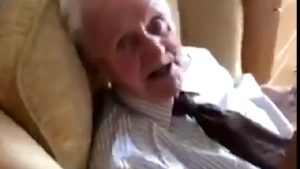 Momentul în care un bătrân aflat în azil primește un cadou de la o asistentă și începe apoi să plângă a emoționat o lume întreagă