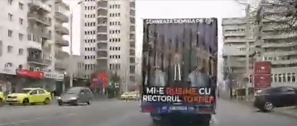 Un camion cu bannere anti-Toader circulă de trei zile prin Iași. MESAJUL scris pe acestea VIDEO