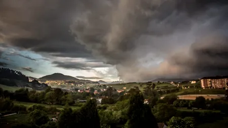 Furtună puternică în București. E cod portocaliu pentru mai multe localități din jurul Capitalei