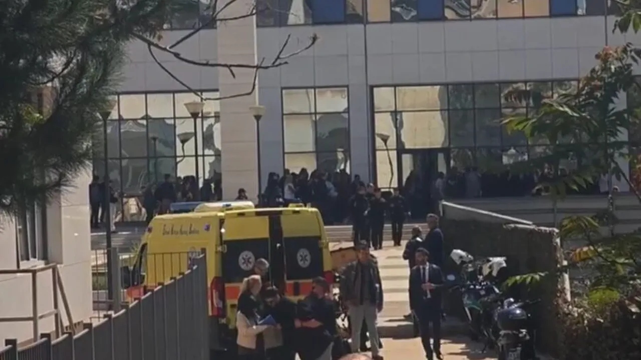 Atac armat la Atena. Un bărbat de 89 de ani a deschis focul în două locații diferite și a reușit să fugă de polițiști. Cel puțin 5 răniți