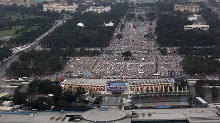 Trei filipinezi, arestați pentru că au glumit despre bombe în timpul slujbei Papei Francisc