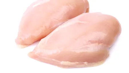 Puiul ieftin vândut în Europa, un pericol pentru consumatori. Un raport arată prezența unor superbacterii rezistente la antibiotice în acest tip de carne