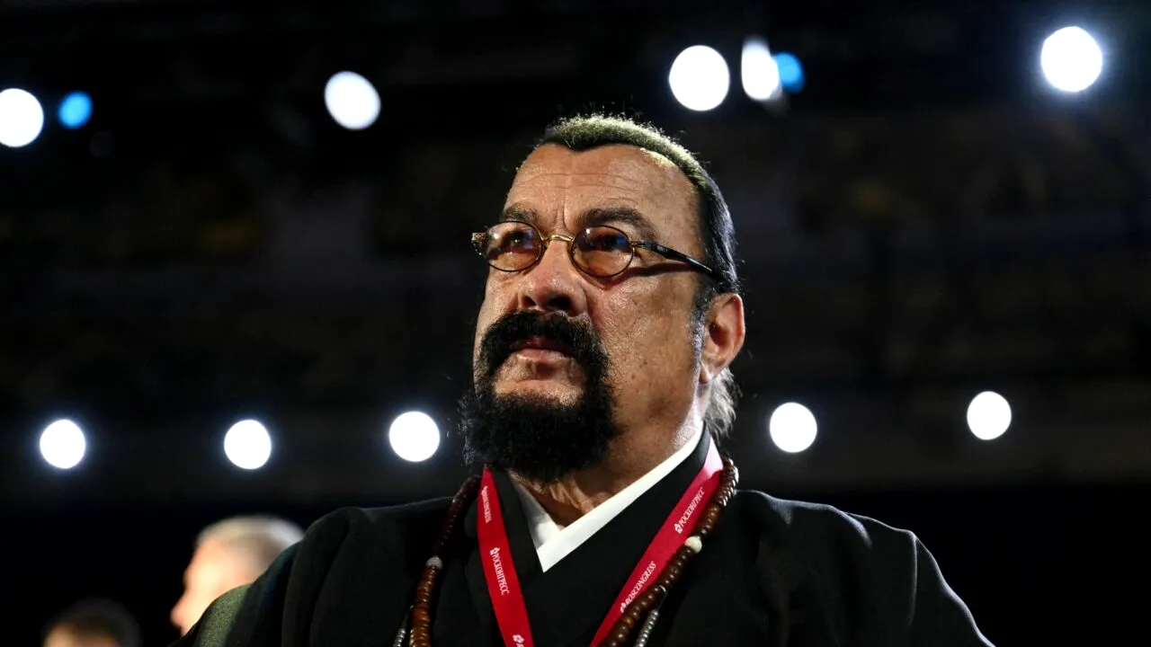 Steven Seagal, susținătorul lui Putin, își vinde conacul fabulos din Rusia. Cât costă și cum arată