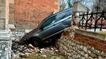 Un șofer ucrainean aflat sub influența alcoolului a intrat cu mașina într-o biserică veche de 700 de ani. Polițiștii l-au așteptat să se trezească