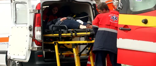 Patru elevi au ajuns la spital după ce mașina care îi ducea la școală a intrat într-un copac. Șoferul a fugit de la locul accidentului