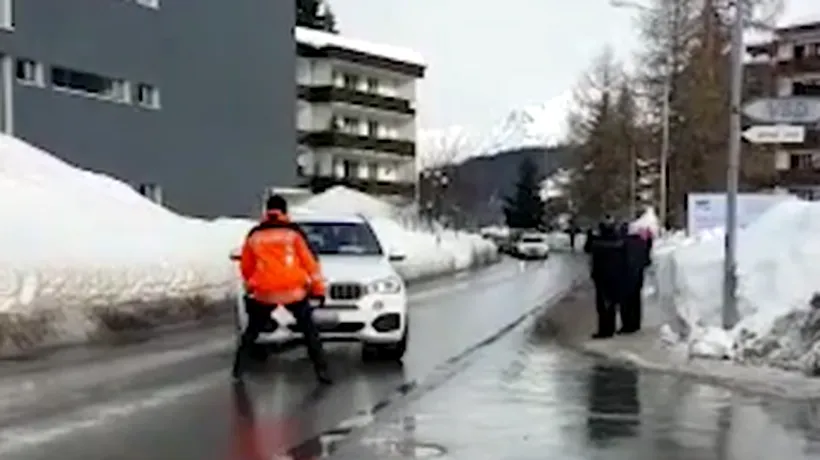 Momentul în care un BMW din escorta lui Trump lovește un polițist în Davos. VIDEO