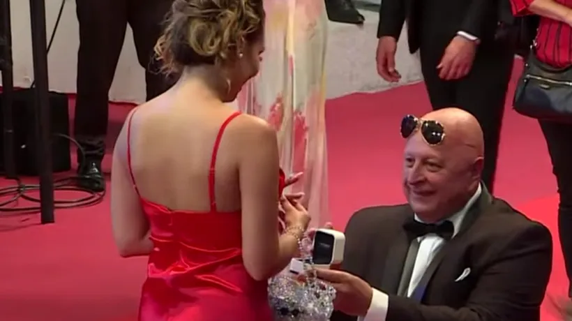 Iubirea nu are vârstă: Un milionar și-a cerut în căsătorie iubita cu 40 de ani mai tânără chiar pe covorul roșu de la Cannes - VIDEO 