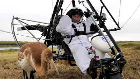 Vladimir Putin le răspunde opozanților care au râs de zborul său alături de cocorii siberini, comparându-i cu păsările slabe care nu au reușit să îl urmeze