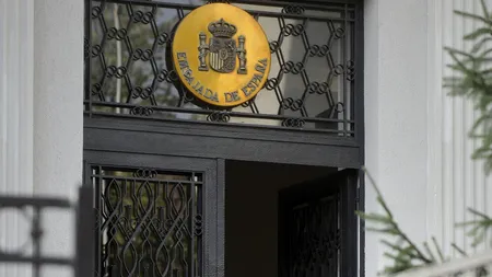 Probleme pentru Meleșcanu, la intrarea în Ambasada Spaniei la București. Ministrul de externe a mers să semneze în cartea de condoleanțe