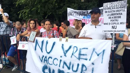 Aproape 200 de anti-vacciniști au protestat la Guvern. „Cum să pui formaldehidă într-un vaccin pentru copii? Nu vedem asta decât în borcanele de la Muzeul Antipa