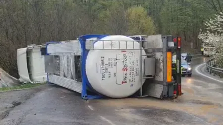 VIDEO | O cisternă plină cu ulei alimentar s-a răsturnat pe o șosea din Argeș