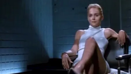 Celebra scenă din Basic Instinct, recreată din întâmplare de Sharon Stone. FOTO