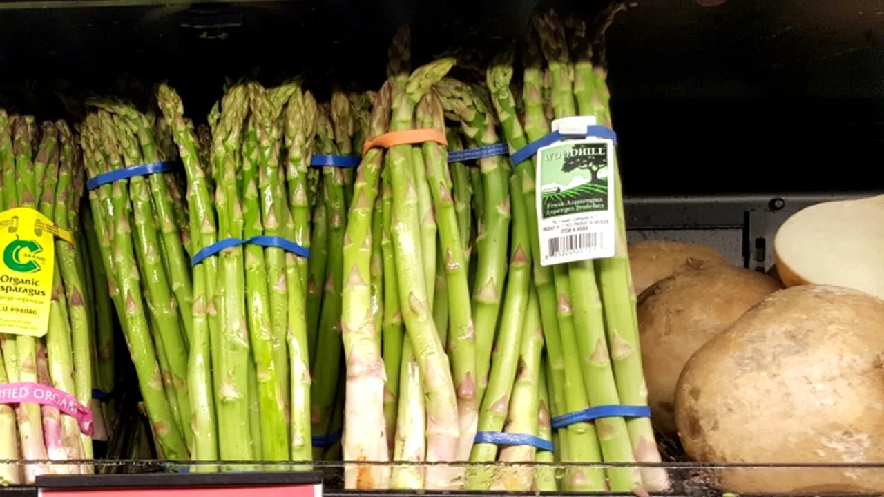 De necrezut! Cu câți lei se vinde acum, la final de septembrie 2022, un kilogram de sparanghel în Carrefour și în Mega Image