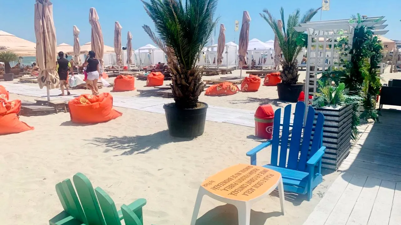 O primă plajă din Mamaia s-a închis în plin sezon. „Lărgirea plajelor și nisipul înlocuit cu scoici ne-au condus la «moarte» rapidă și sigură”