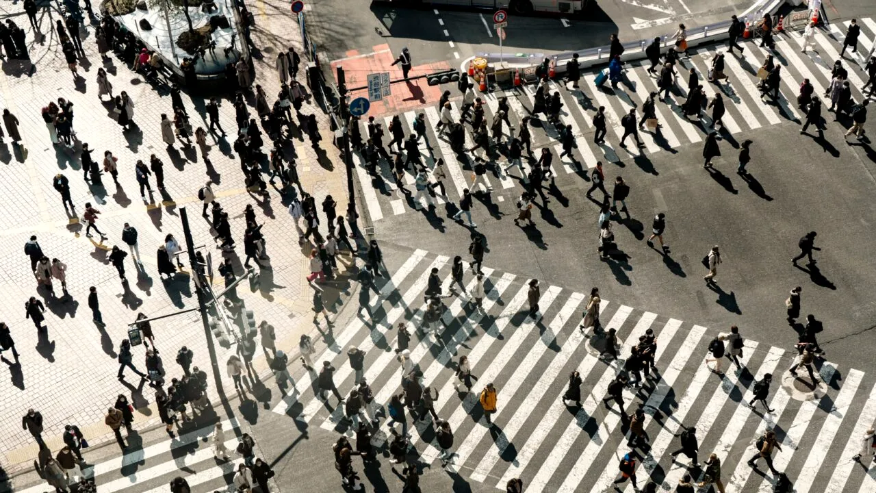 Motivul pentru care mii de cetățeni români sunt pregătiți să își vândă locuințele și să se mute în străinătate. Ce spun experții