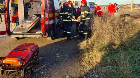 Accident feroviar mortal în Dâmbovița. O persoană a decedat după ce o autoutilitară a fost lovită de un tren