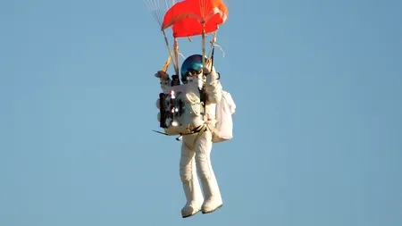 Un șef al Google a doborât rercordul lui Felix Baumgartner pentru salt în cădere liberă de la cea mai mare altitudine
