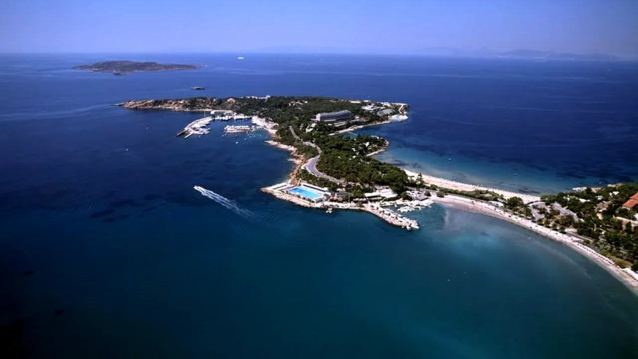 Grecia scoate la vânzare stațiunea unde s-au cazat Onassis, Sinatra sau Tony Blair