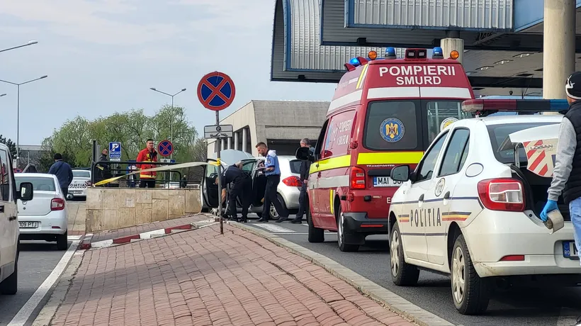 ACCIDENT la Aeroportul Otopeni, lângă terminalul Plecări. Doi copii, care nu purtau centuri, răniți după ce mașina în care se aflau a lovit un parapet
