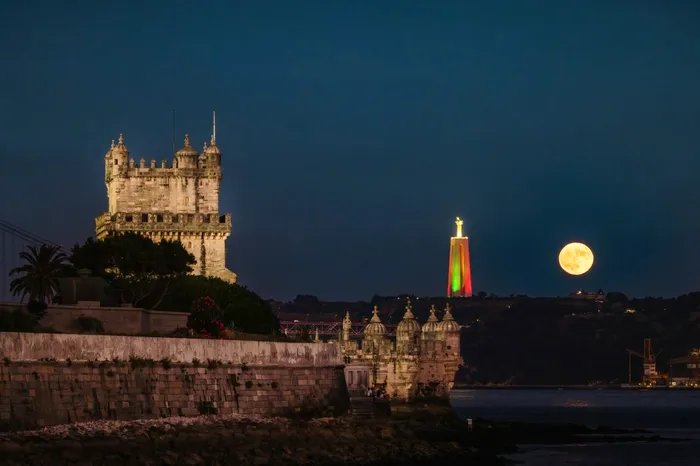 Superluna fotografiată din Lisabona. Profimedia
