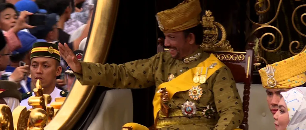 Aroganță fără margini a sultanului din Brunei: a pus 50 de oameni să-l care prin oraș într-un car de aur. VIDEO-ul a făcut rapid înconjurul lumii