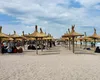 Litoralul, plin ochi în minivacanța de 1 MAI/Picnic cu ceapă verde și ouă roșii pe plaja din Vama Veche