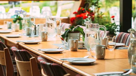 Restaurantul în care telefoanele sunt INTERZISE. Clienții stau la coadă pentru a prinde o masă