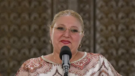 Șoșoacă, show total în vacanță. Ce transmite președinta SOS cu ochelari de soare Gucci dintr-o decapotabilă