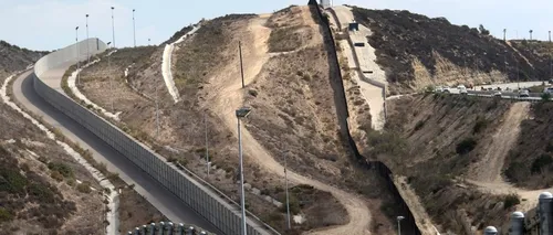 Zidul „de carton al lui Trump, de la frontiera SUA - Mexic, tăiat cu fierastraie de 100 de dolari