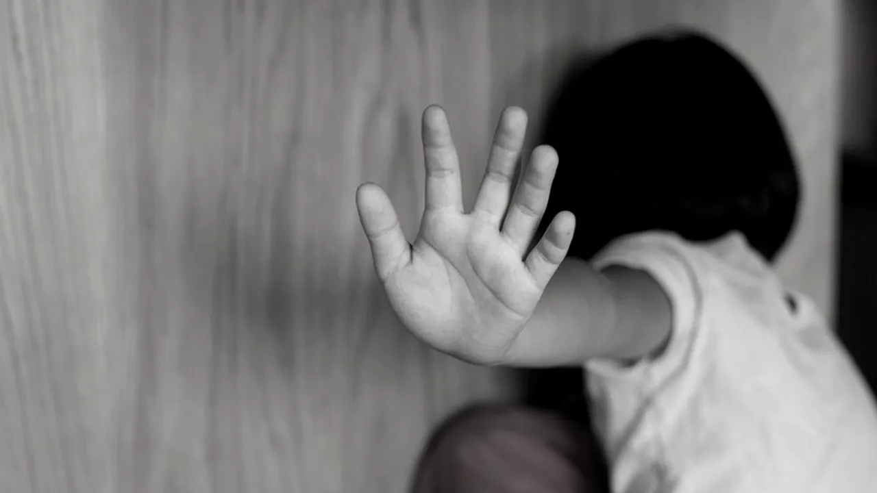 Copil de 10 ani din județul Iași, violat de doi colegi de şcoală sub un pod. Puștiul s-a plâns tatălui că are dureri anale
