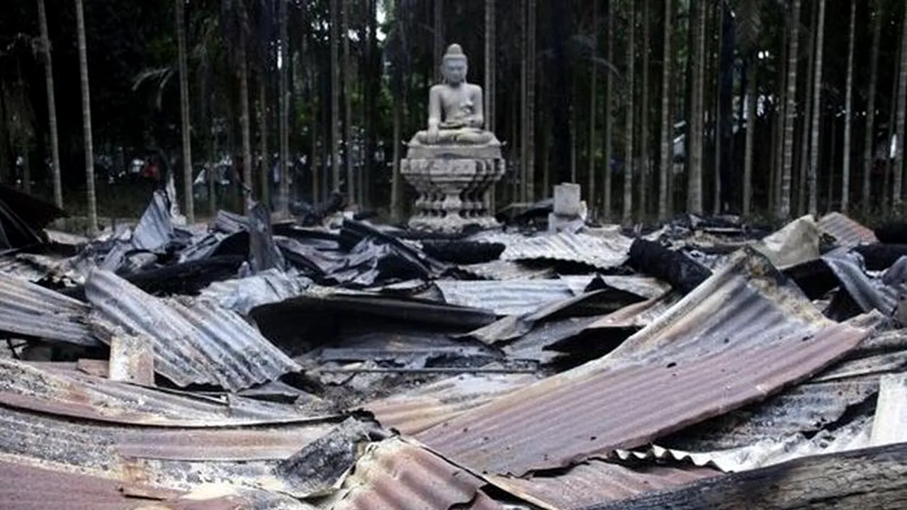 Internetul stârnește din nou furia musulmanilor. Zeci de răniți și temple budiste distruse, din cauza unei fotografii postate pe Facebook. GALERIE FOTO