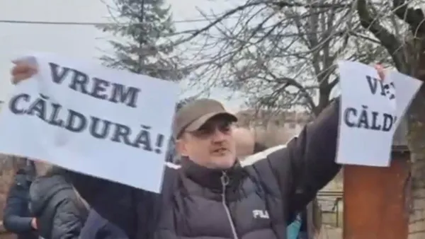 Orașul din România în care oamenii au protestat în fața primăriei, pentru că nu au apă și căldură. Situație dramatică din cauza datoriilor