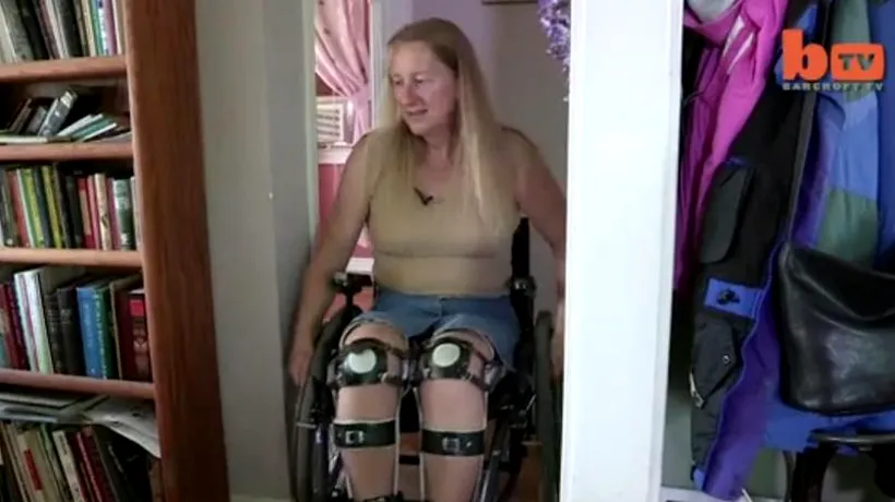 VIDEO. Se deplasează într-un scaun cu rotile deși poate să meargă. Boala bizară de care suferă o americancă