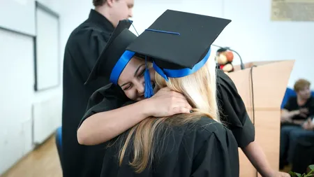 Mii de tineri români pleacă, anual, la studii universitare în străinătate. Care este destinația preferată