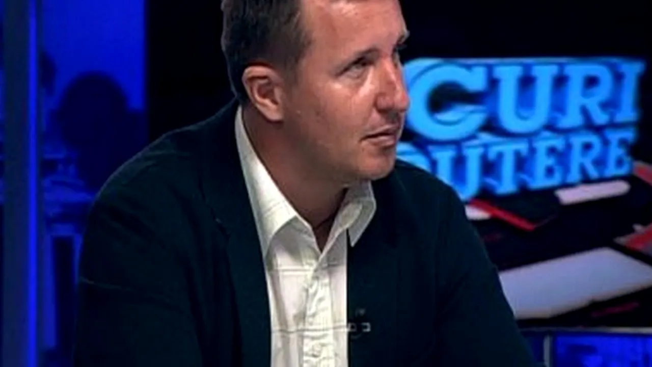 20 de persoane, printre care jurnalistul Alex Căutiș și solistul Iris, Rafael, protestează la poarta Palatului Cotroceni