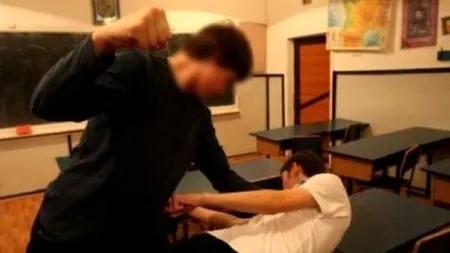 Cum vrea Ministerul Educației să scape de bătăile dintre elevi. „Sistemul 112