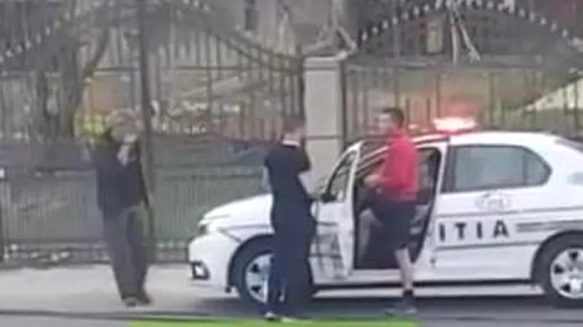 Polițist filmat în PANTALONI SCURȚI, în mașina de serviciu. Șofer: „Puteam să refuz să-i prezint actele?