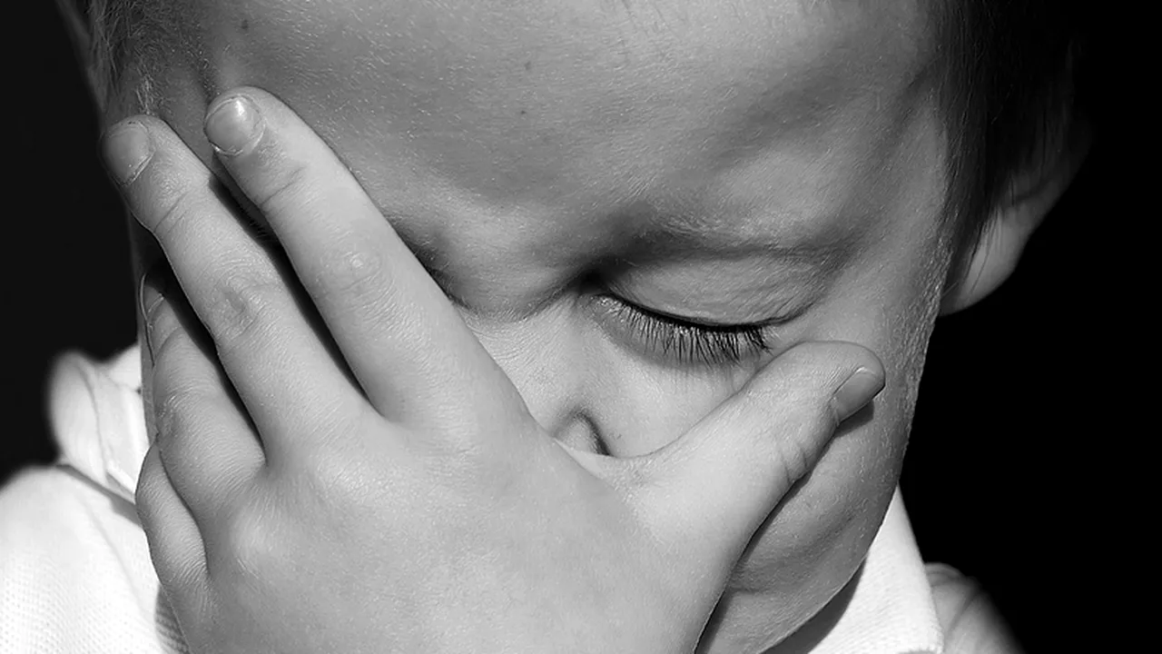 Un băiețel din Botoșani a fost bătut măr în ziua de Crăciun de câțiva indivizi