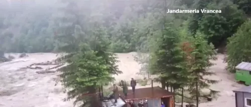 Premierul Florin Cîțu le-a mulțumit salvatorilor, după ce toate cele 12 persoane blocate într-o zonă forestieră din Vrancea au fost evacuate. Județul se află sub cod roșu de inundații (VIDEO)