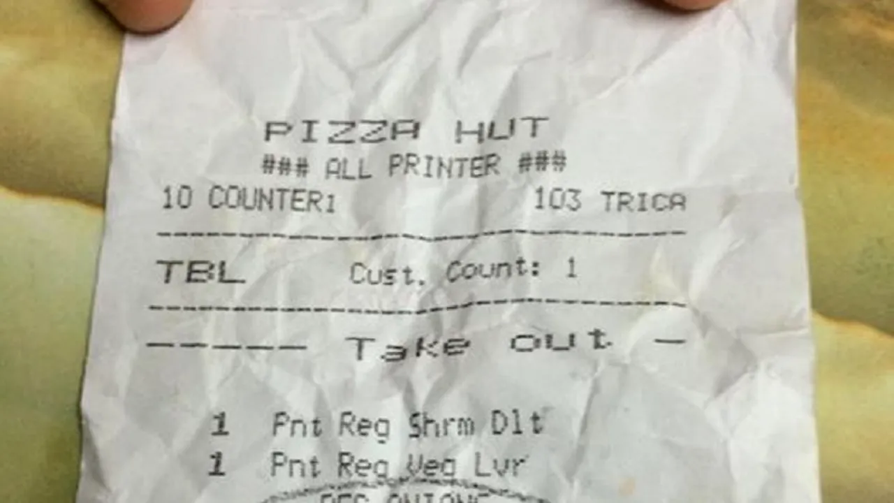 A comandat o pizza într-un restaurant. Când a văzut ce scrie pe nota de plată, a luat foc: „Mă simt insultată. Ce e în neregulă cu persoanele mai...