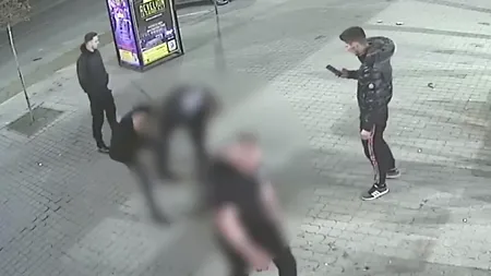 Bătaie ca-n filme chiar vizavi de Primăria Arad: Agenți de pază, filmați în timp ce „rupeau” în bătaie un bărbat care îl înjunghiase pe unul dintre ei