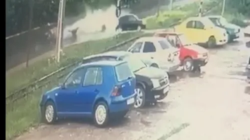 VIDEO | Accident grav în Neamț, cu opt victime, surprins pe camere. Două mașini se ciocnesc frontal