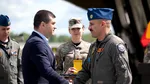 Pilotul român care a doborât drona din Estonia, decorat de Miruță în Lituania